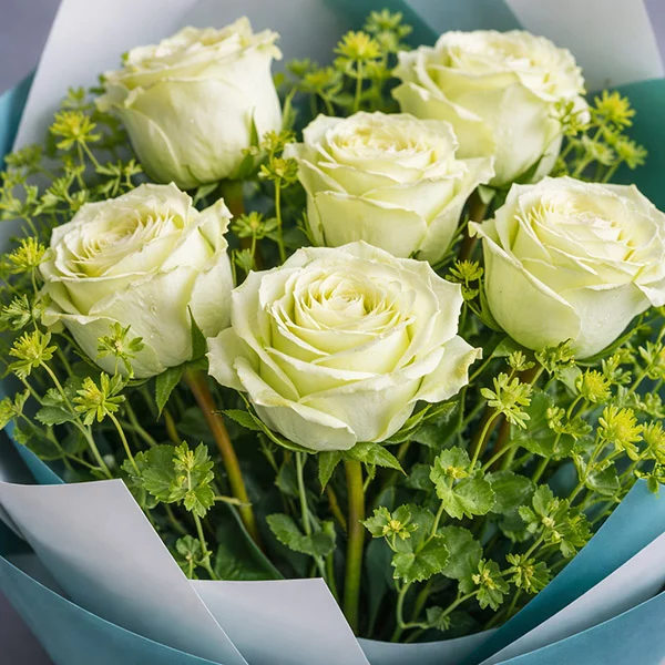 Букет зеленых роз с декоративной зеленью